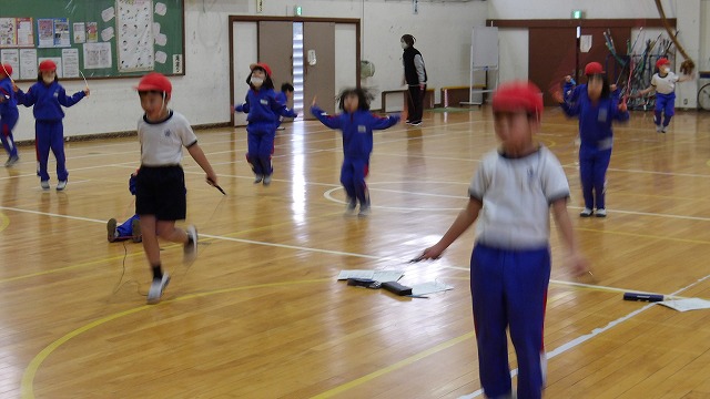5年生 3小交流で仲間意識とよい刺激を 師走16日 - 「笑顔いっぱい