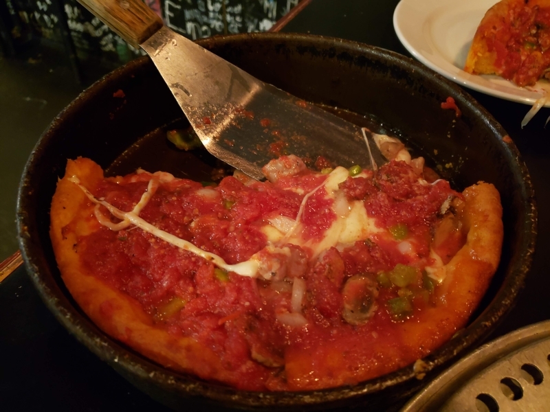 ダウンタウンのおすすめシカゴピザ、Gino's East Pizzeria。チーズ