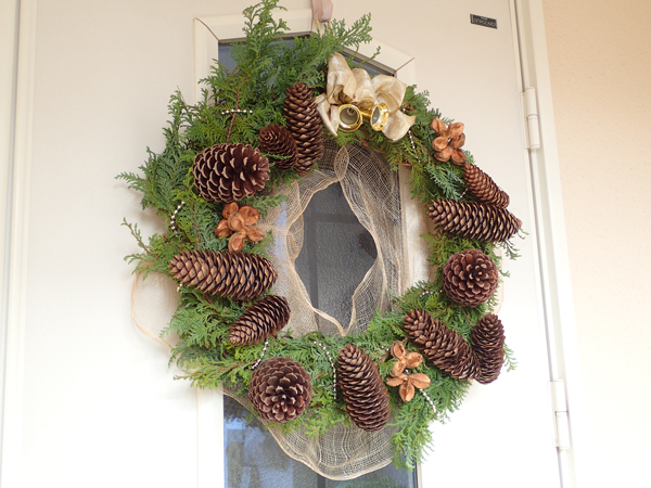 クリスマスリースを手作り 今年は野山が不作 虫はともだち
