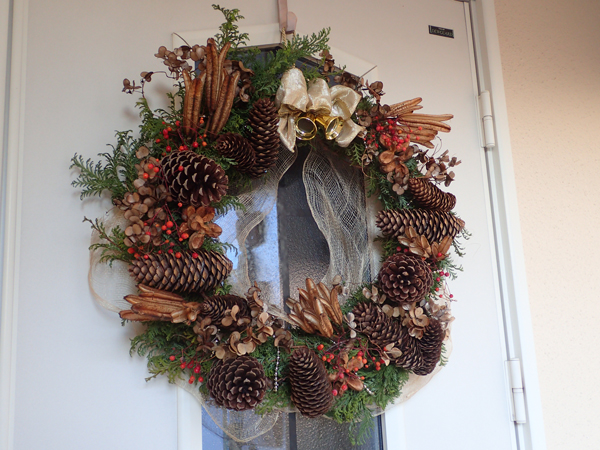 クリスマスリースを手作り 今年は野山が不作 虫はともだち