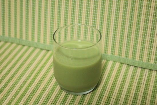 クラフトボス抹茶ラテをグラスに注ぐ