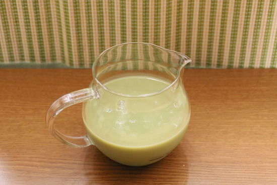 綾鷹カフェの抹茶ラテをポットに注ぐ