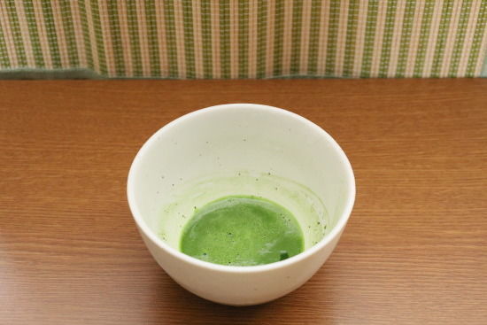 お茶碗に抹茶久和利を溶いておく