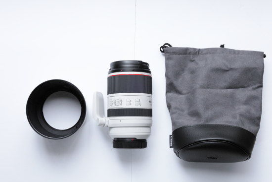 『RF70-200mm F2.8 L IS USM』の同梱物を空けて広げる