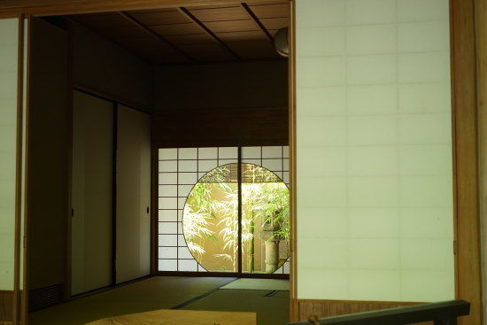 一条恵観山荘　丸い窓