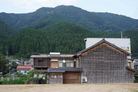 智頭町　大きな木造住宅の後ろには、山があります。