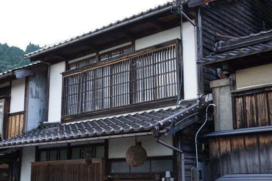 智頭町　町なかには木の格子窓が