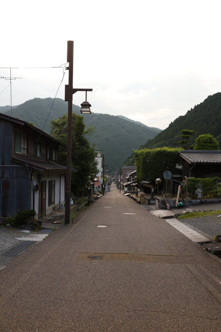 智頭町　諏訪神社の前の街道