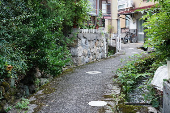 智頭町　綺麗な水の流れる側溝