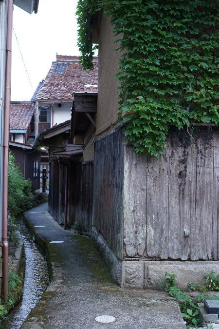 智頭町　側溝沿いを歩いていく