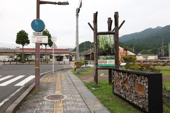 智頭町観光協会から智頭駅を見る