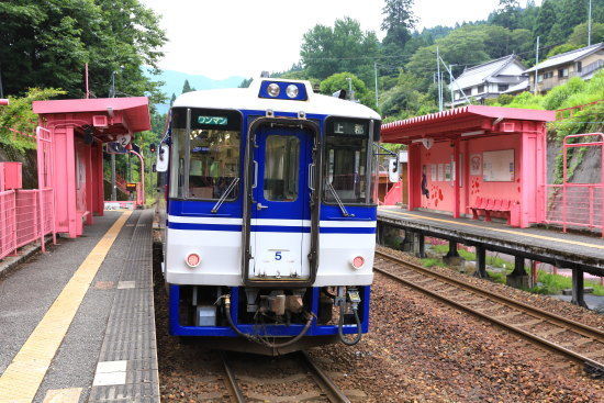 恋山形駅は、駅全体がピンク色