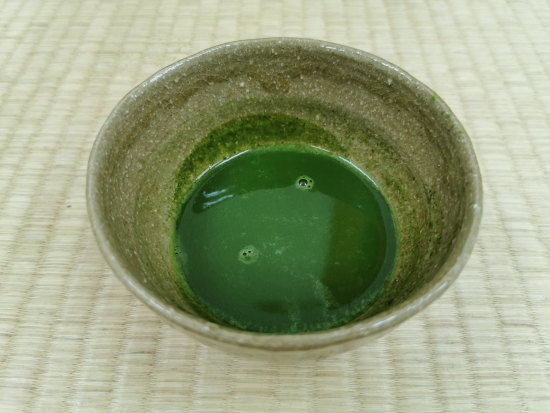 お茶をいただく際は、お茶碗を回す