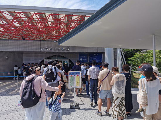 しながわ水族館　チケット購入の行列