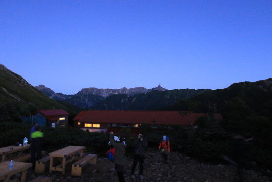 早朝の常念小屋