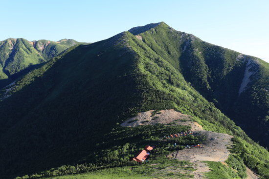 常念小屋と横通岳