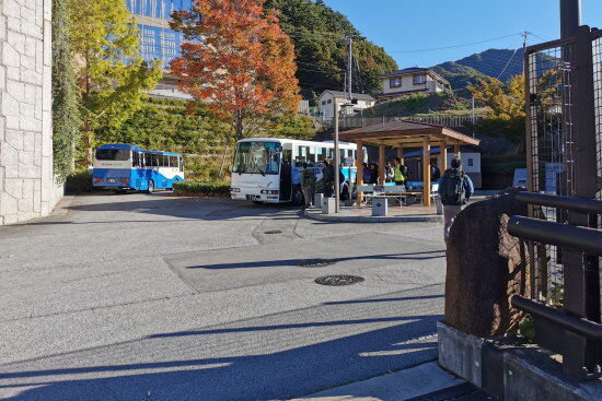 甲斐大和駅のバス停（徒歩1分）