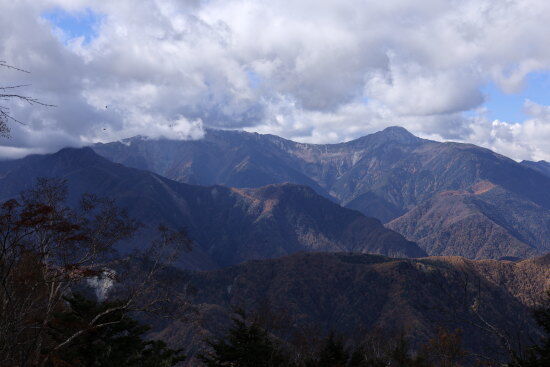 右のピークが北岳