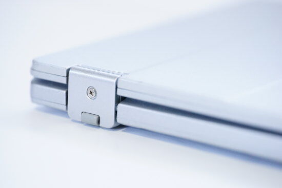 何度も開閉をしてヒンジの耐久性を確認