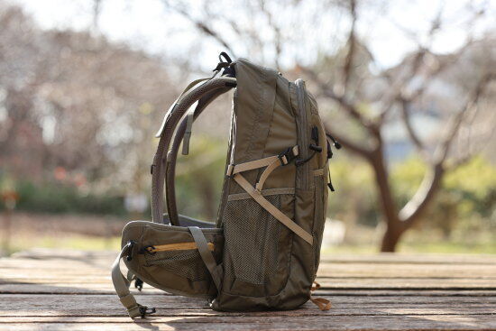 横のコンプレッションベルトがZ字型につながっている