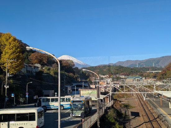 駿河小山駅のバス乗り場と富士山