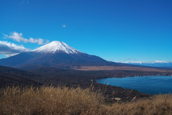 山中湖越しの冠雪した富士山