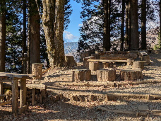 堀山の家の前の休憩場所