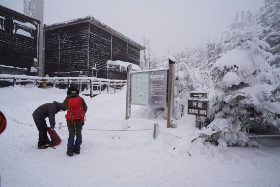 山頂駅から外に出ると真っ白！