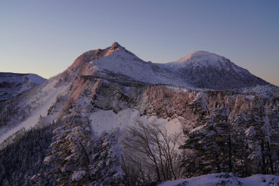 朝日に染まる天狗岳