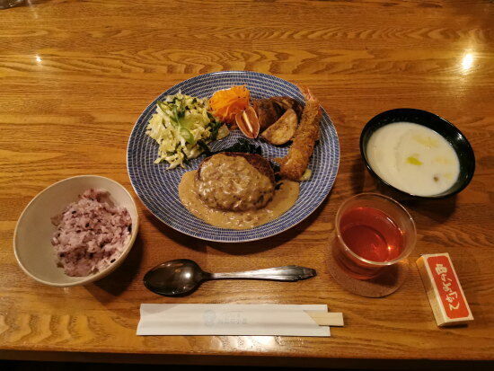 夕食　大きなハンバーグ、温かいスープ