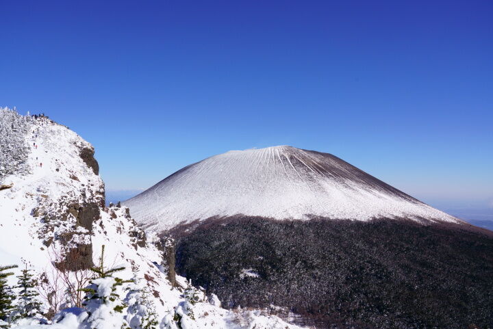 白雪粉がまぶされた浅間山