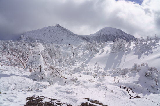 左のピークにあるのが天狗岩（右は西天狗岳）