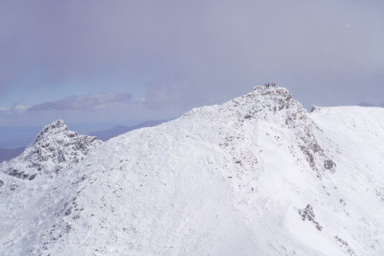 右の東天狗岳山頂と左の天狗岩