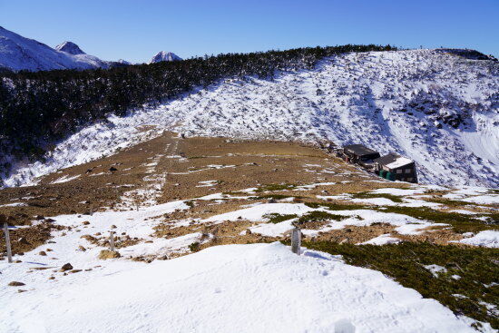 右にあるのが根石岳山荘