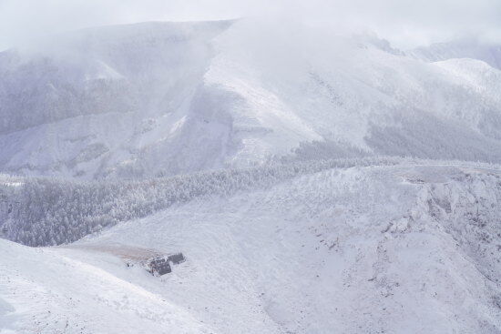 尾根の鞍部にある根石岳山荘（2月上旬撮影）