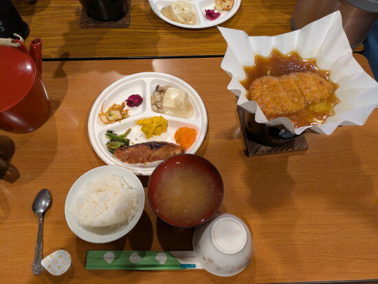 根石岳山荘名物のカツ煮（夕食）
