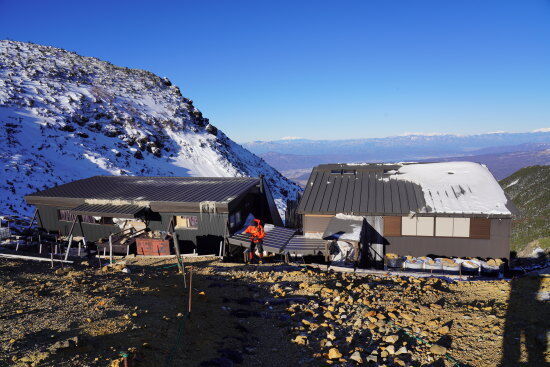左が本館　右が別館（根石岳山荘）