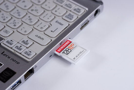 SDカードスロットまである豊富なインターフェース