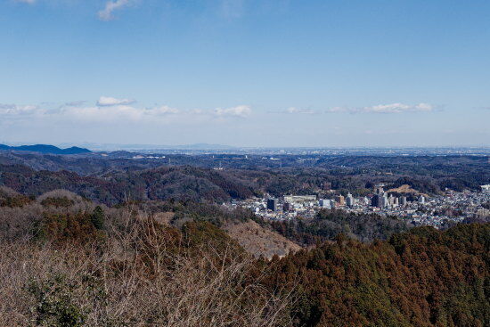 眺望のよい赤ぼっこ:奥に見えるのが筑波山