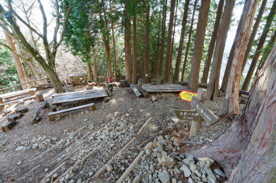 堀山の家のベンチで３分休憩して直ぐに出発
