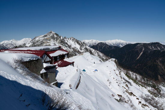 雪に埋もれる燕山荘
