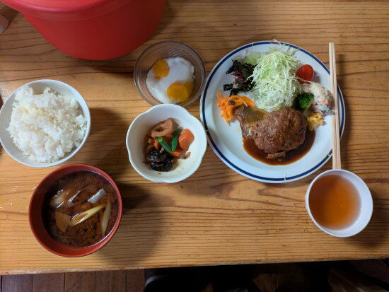 燕山荘の夕食はハンバークでした