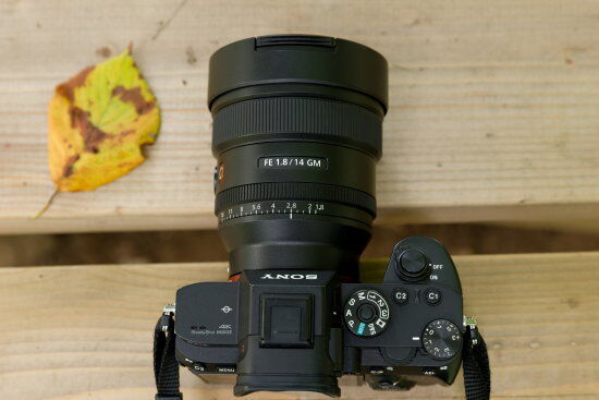 『SONY FE 14mm F1.8 GM』レンズ先端側の幅広のリングがフォーカスリング