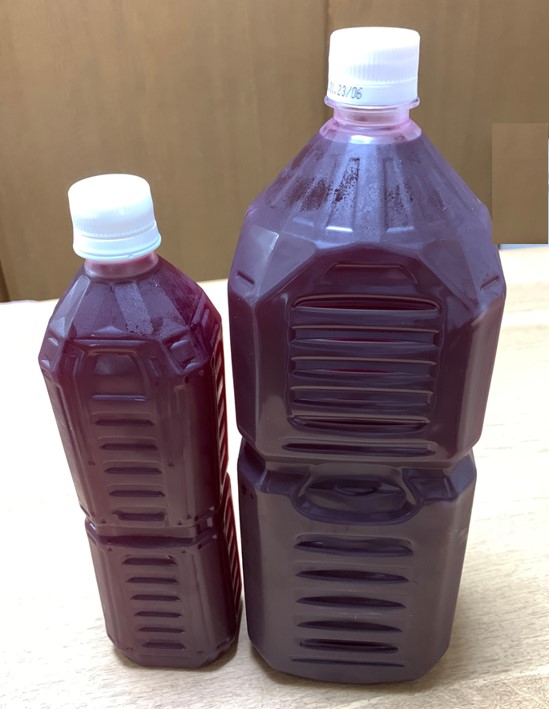 完成した濃い赤シソジュースをペットボトルに入れた所