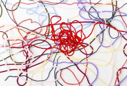 複雑に絡み合った糸