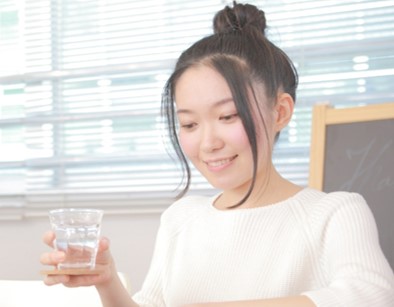 食事前に水を飲む