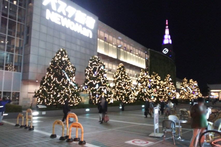 新宿クリスマスイルミネーション2022-08 バスタ新宿横のツリー01