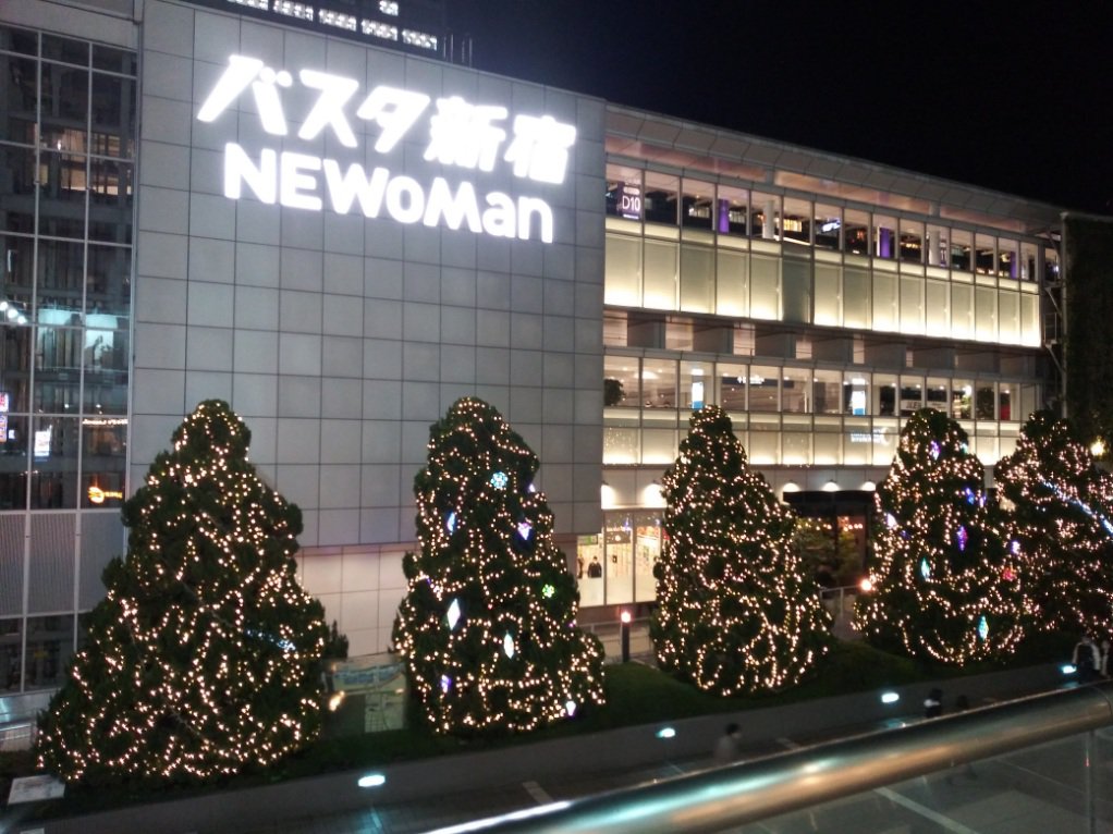 新宿クリスマスイルミネーション2022-09 バスタ新宿横のツリー02