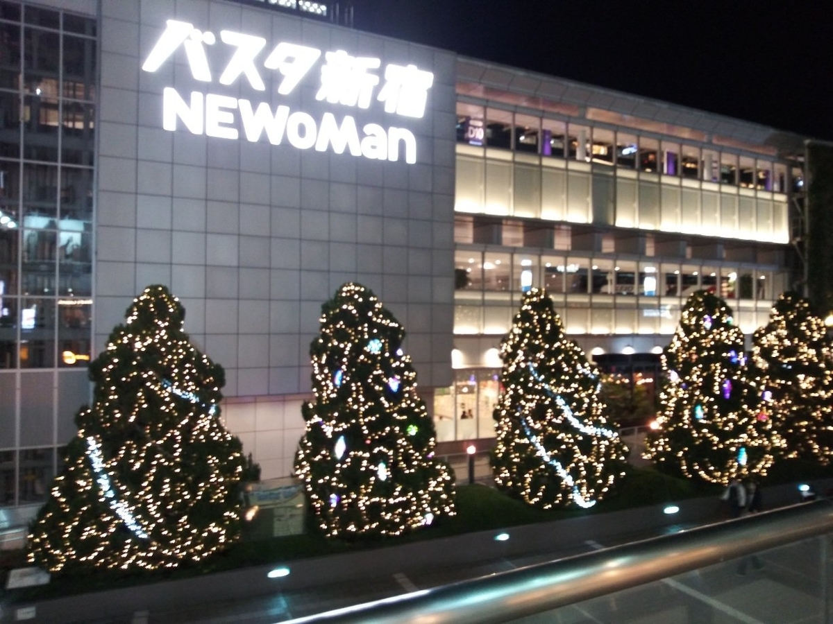新宿クリスマスイルミネーション2022-09 バスタ新宿横のツリー03