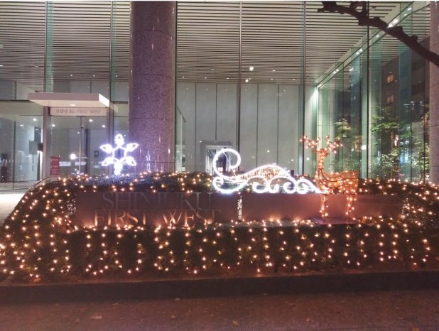 新宿クリスマスイルミネーション2022-16 新宿ファーストウエスト03トナカイとそり